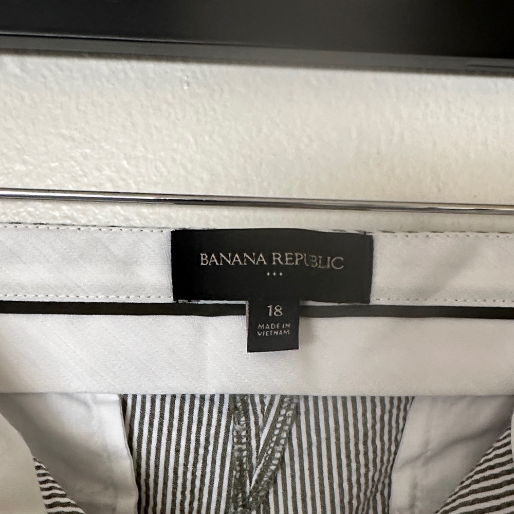 Banana Republic Women's Gray and White Seersucker Pinstriped Shorts. Size 18. - Picture 2 of 7